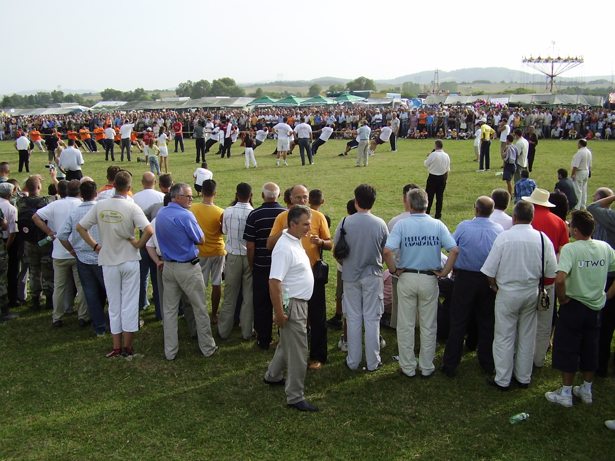 The audience at Bratački lug watches the tug of war