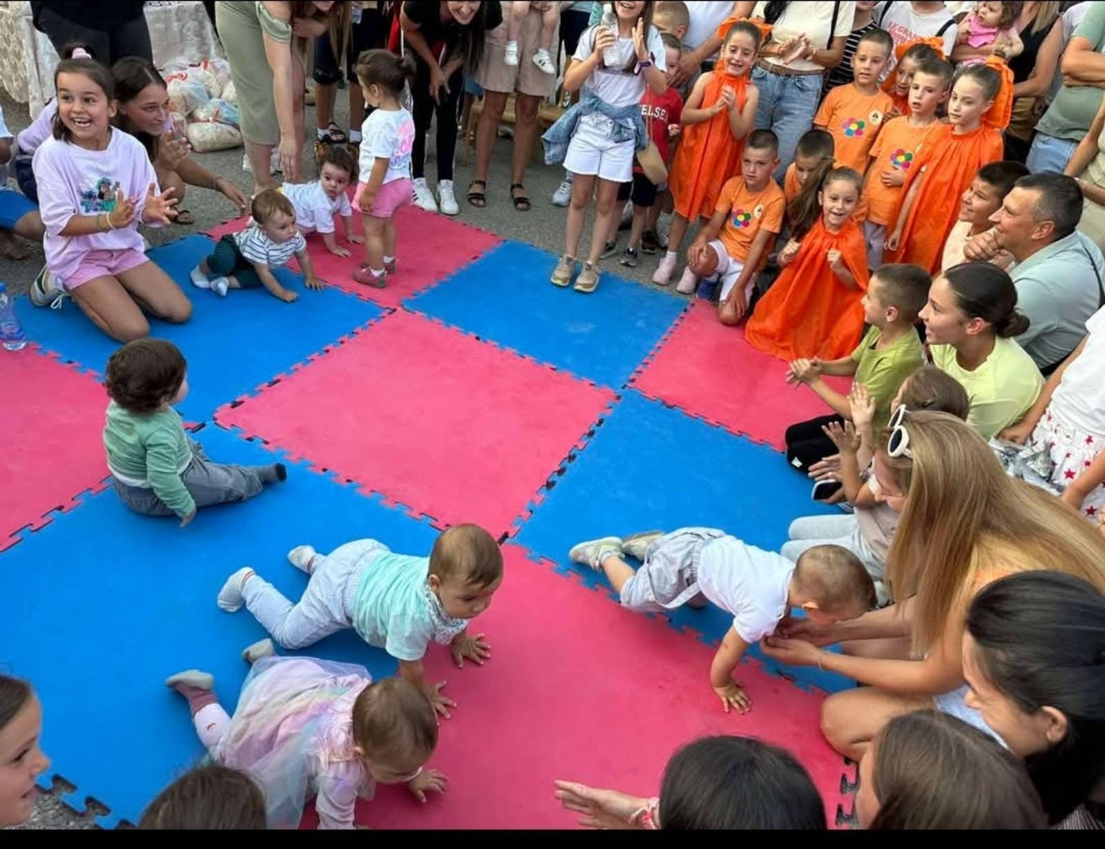 Baby Conference - who crawls the fastest Nevesinjska olimpijada