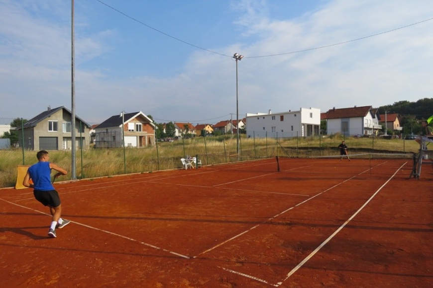 Teniski turnir na šljaci ulazi u završnicu: poznati finalisti juniora, kod seniora se čeka drugi finalista
